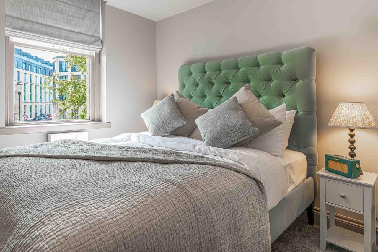 Stylish Modern 1 Bedroom, City Centre Бат Экстерьер фото